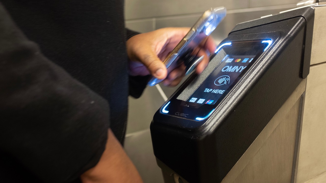 PATH System to Install “Tap and Go” Fare Payment
